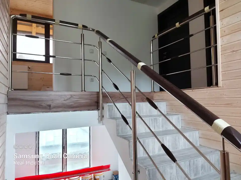 Balustradă inox cu inserție lemn - lucrare Real Inox 5