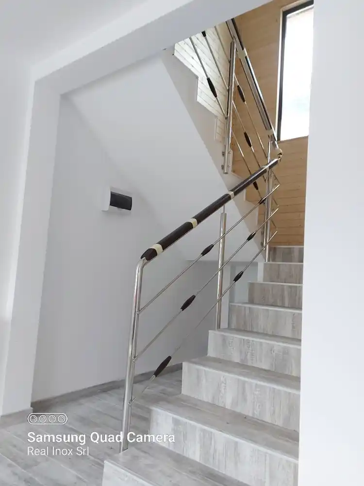 Balustradă inox cu inserție lemn - lucrare Real Inox 6