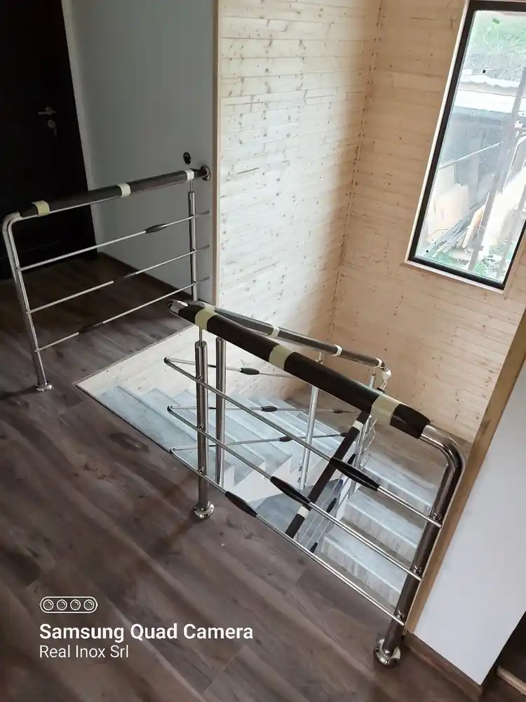 Balustradă inox cu inserție lemn - lucrare Real Inox 9