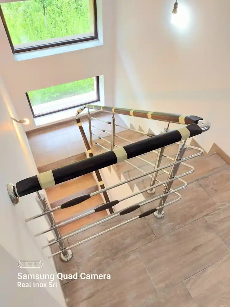 Balustradă inox cu inserție lemn - lucrare Real Inox 10