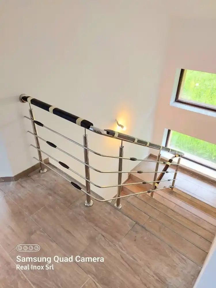 Balustradă inox cu inserție lemn - lucrare Real Inox 11