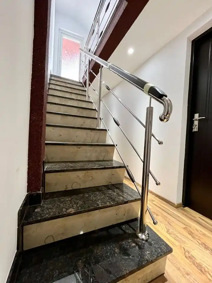 Balustradă inox cu inserție lemn - lucrare Real Inox 13