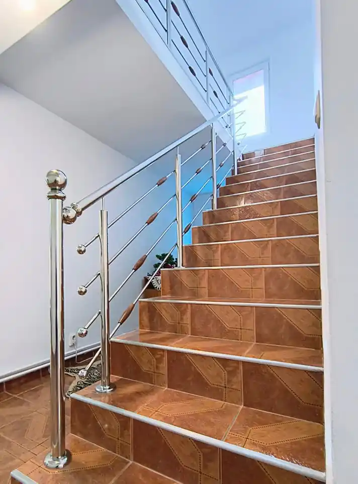 Balustradă inox cu inserție lemn - lucrare Real Inox 17