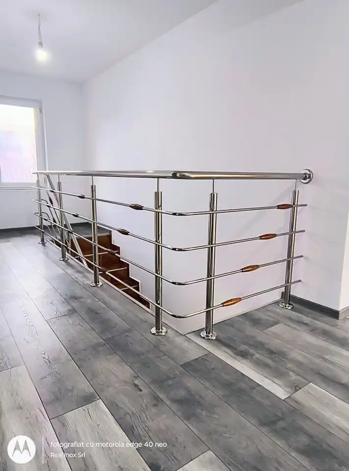 Balustradă inox cu inserție lemn - lucrare Real Inox 18