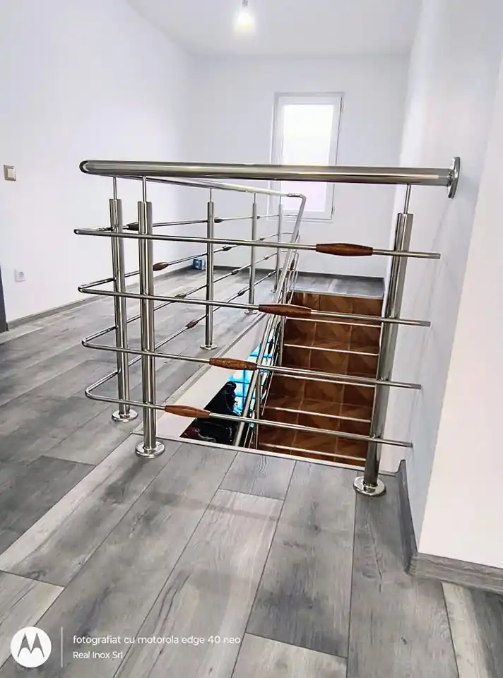 Balustradă inox cu inserție lemn - lucrare Real Inox 19