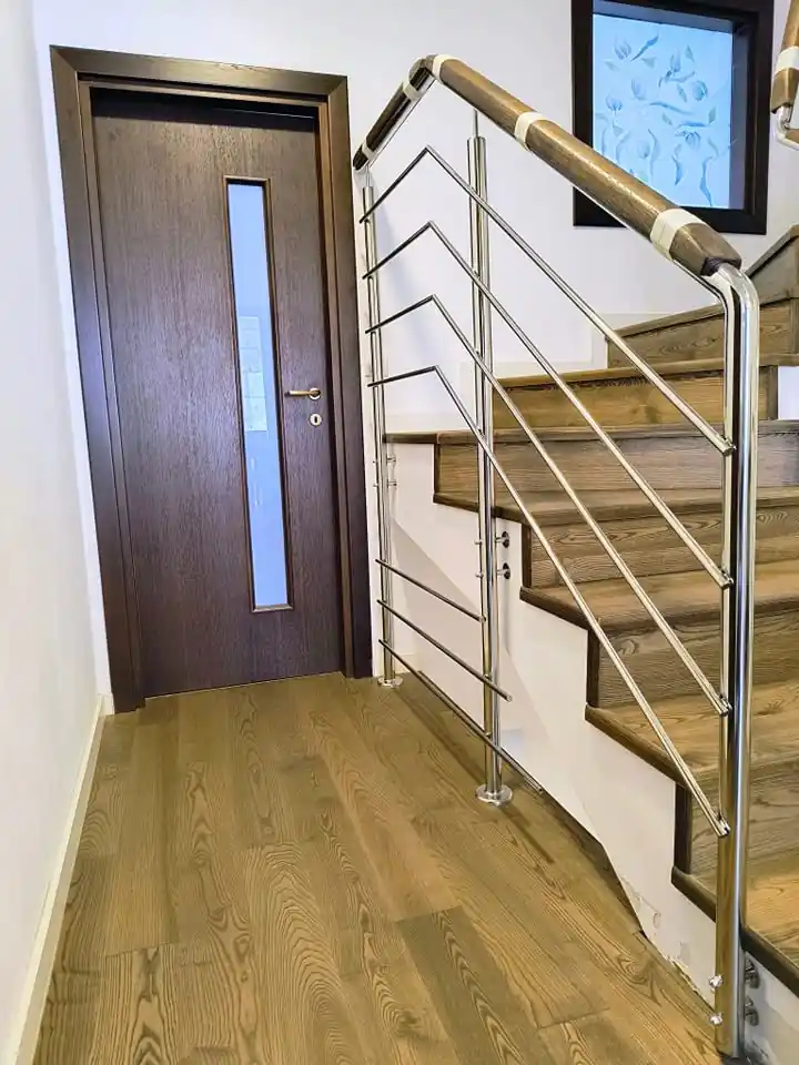 Balustradă inox cu inserție lemn - lucrare Real Inox 21
