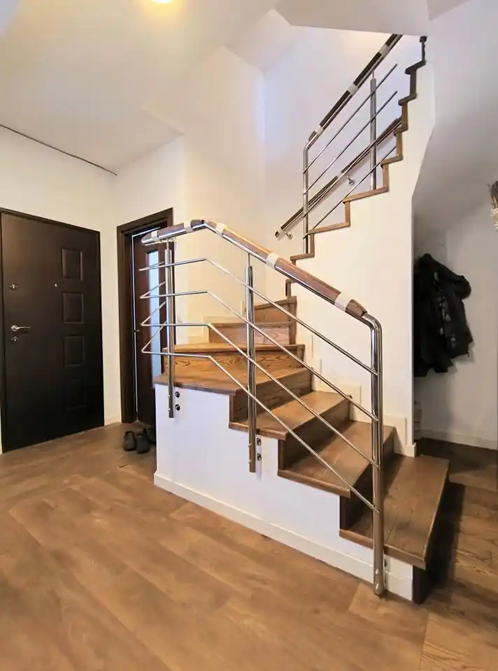 Balustradă inox cu inserție lemn - lucrare Real Inox 23
