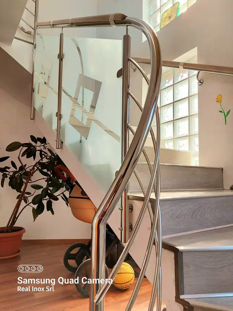 Balustradă inox cu lemn și sticlă - lucrare Real Inox 2
