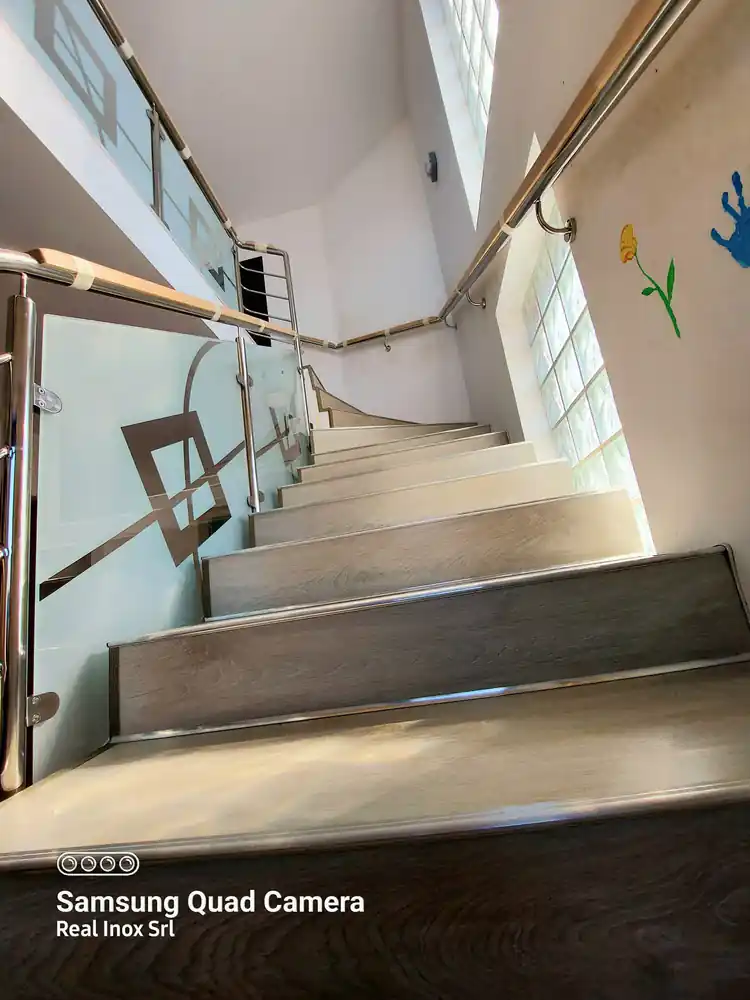 Balustradă inox cu lemn și sticlă - lucrare Real Inox 3