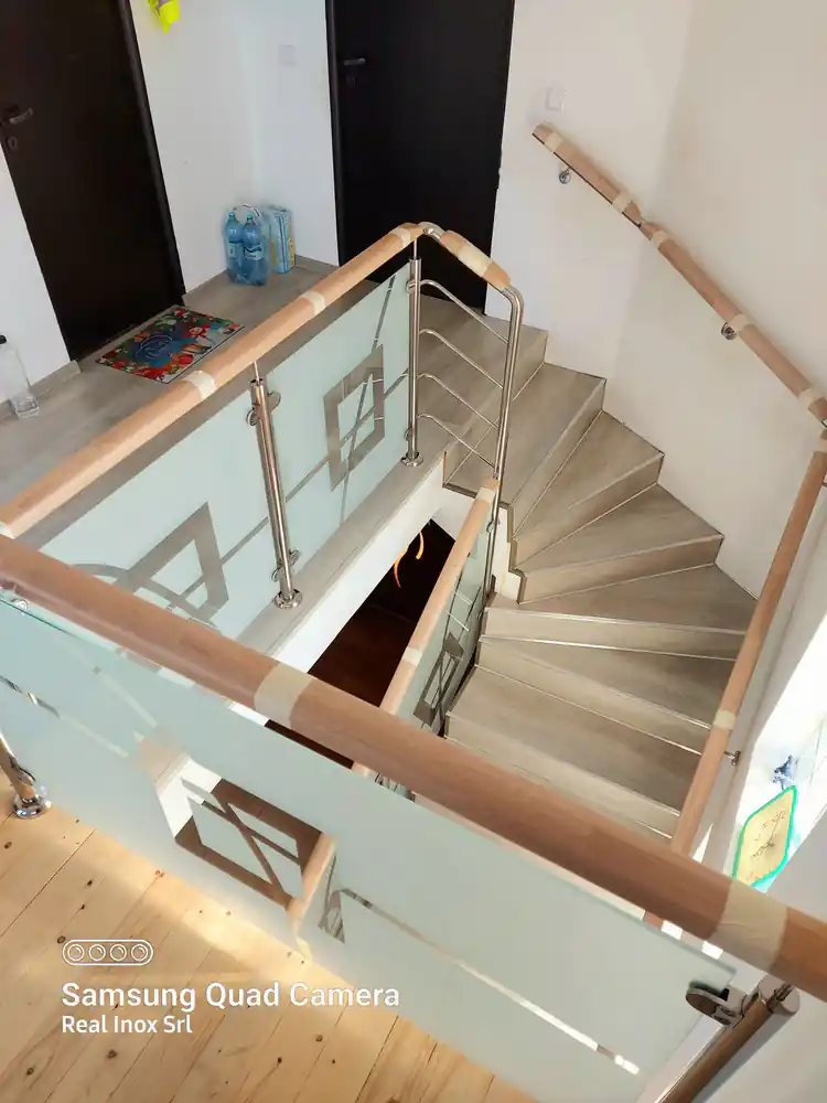 Balustradă inox cu lemn și sticlă - lucrare Real Inox 4