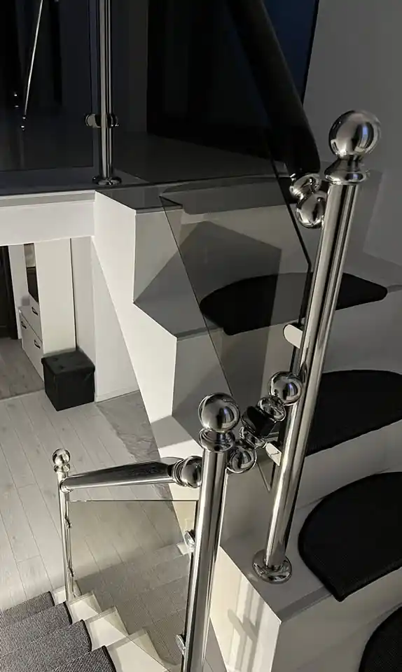 Balustradă inox cu lemn și sticlă - lucrare Real Inox 5