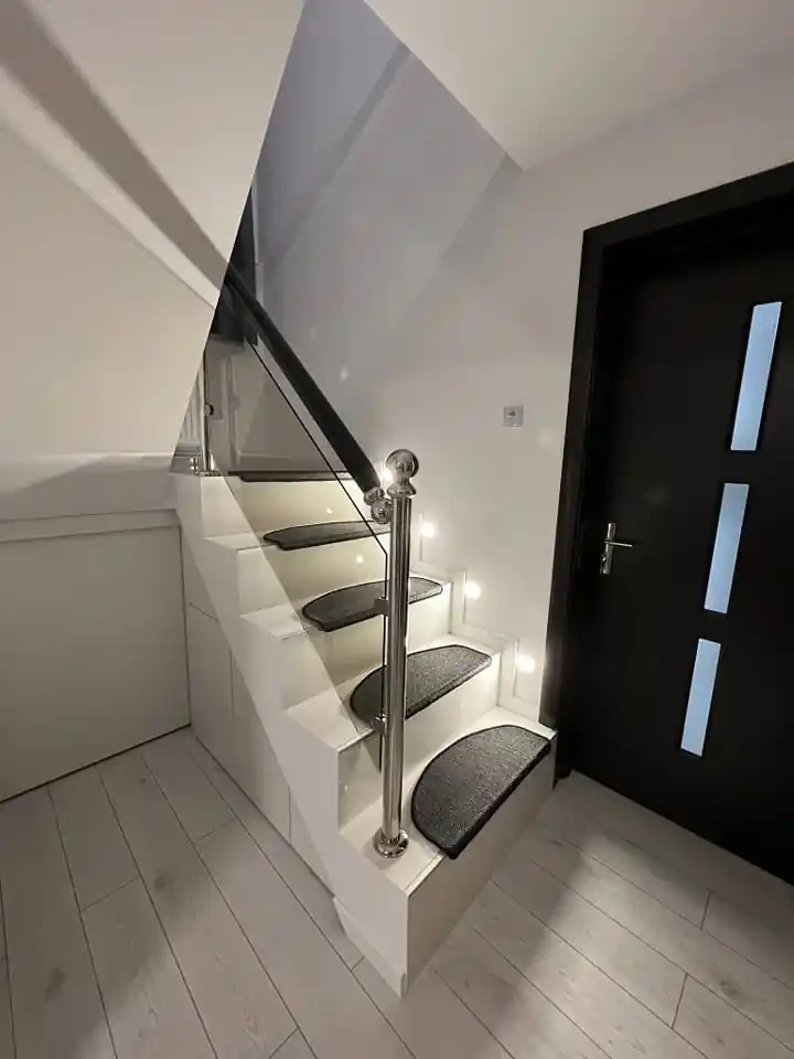 Balustradă inox cu lemn și sticlă - lucrare Real Inox 6