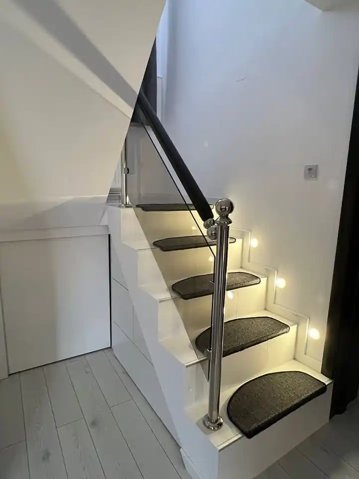 Balustradă inox cu lemn și sticlă - lucrare Real Inox 7