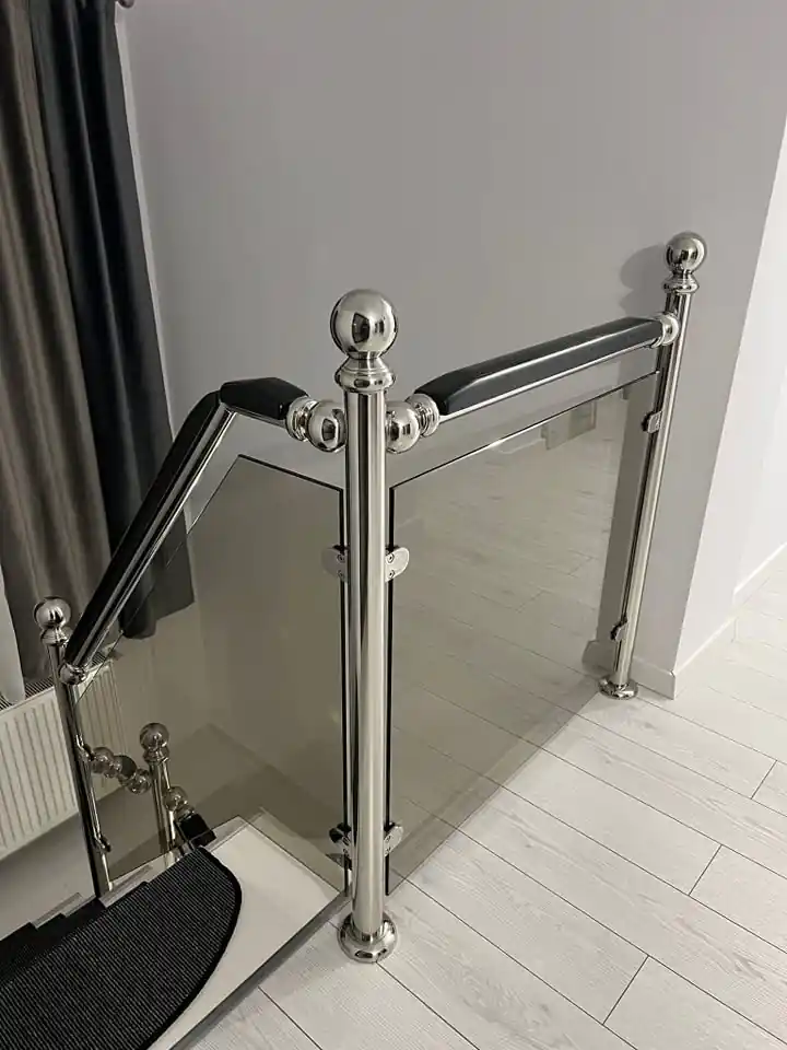 Balustradă inox cu lemn și sticlă - lucrare Real Inox 8