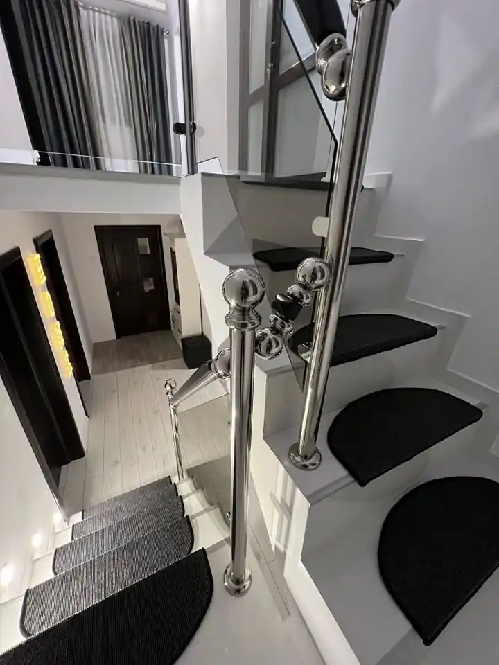 Balustradă inox cu lemn și sticlă - lucrare Real Inox 9