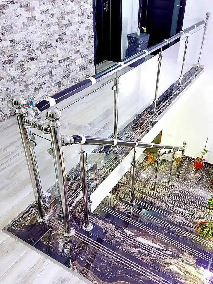 Balustradă inox cu lemn și sticlă - lucrare Real Inox 12