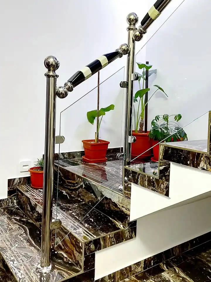 Balustradă inox cu lemn și sticlă - lucrare Real Inox 16