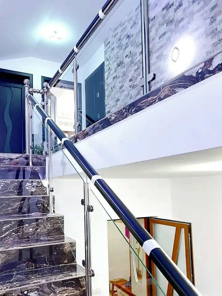 Balustradă inox cu lemn și sticlă - lucrare Real Inox 18