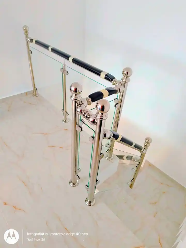 Balustradă inox cu lemn și sticlă - lucrare Real Inox 21