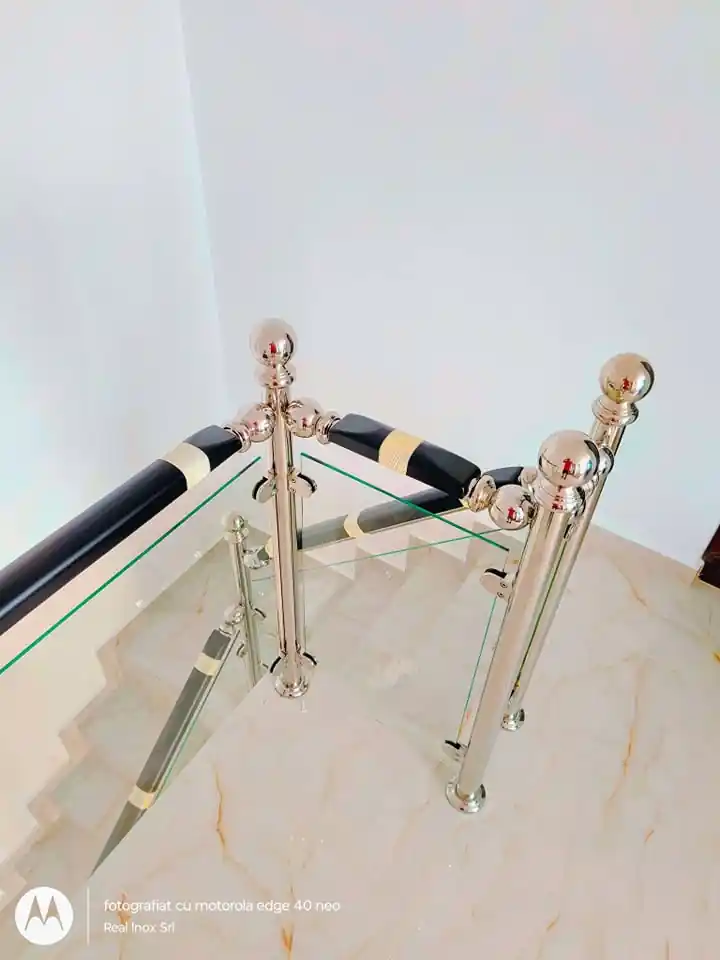 Balustradă inox cu lemn și sticlă - lucrare Real Inox 22