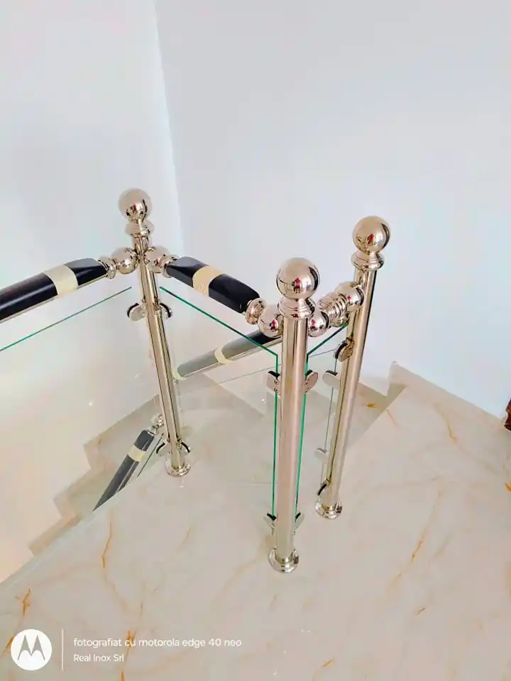 Balustradă inox cu lemn și sticlă - lucrare Real Inox 23
