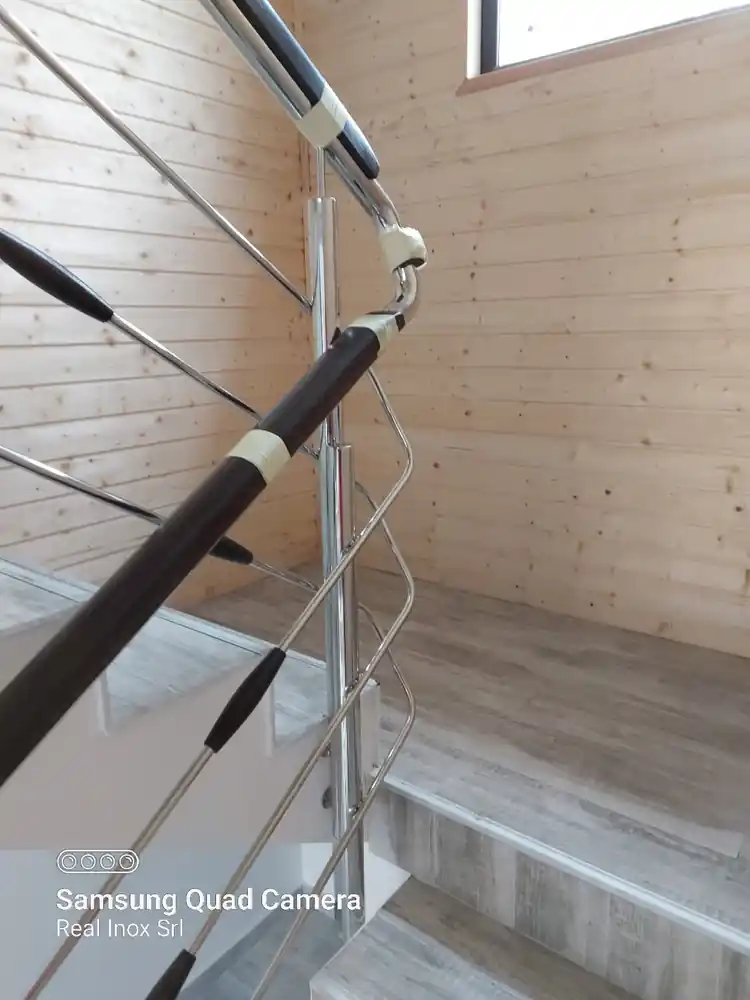 Detaliu inox cu elemente elegante pentru interior