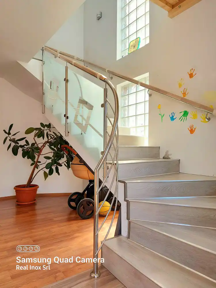 Balustradă modernă cu inox și sticlă