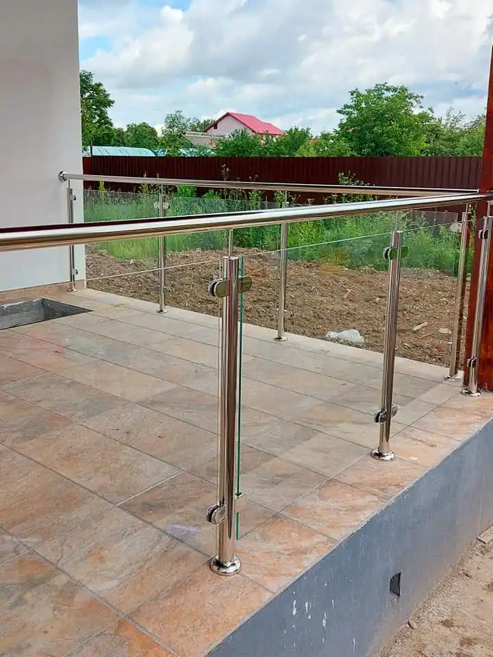 Balustradă inox cu sticlă securizată - lucrare Real Inox 2