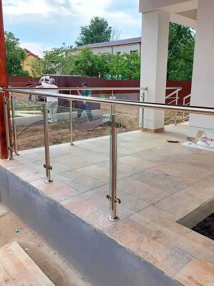 Balustrade inox cu sticlă securizată în Făgăraș, Brașov - model realizat de Real Inox
