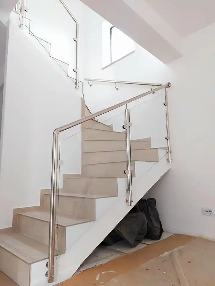 Balustrade inox cu sticlă securizată în Berceni, Ilfov - model realizat de Real Inox