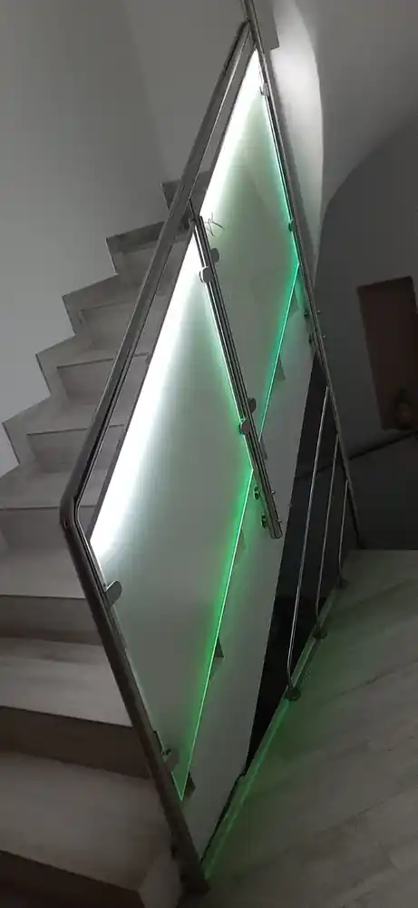 Balustrade inox cu sticlă securizată în Vălenii de Munte, Prahova - model realizat de Real Inox