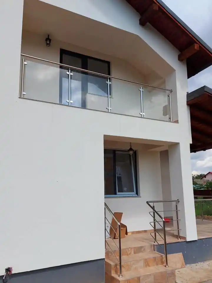 Balustrade inox cu sticlă securizată în Băicoi, Prahova - model realizat de Real Inox