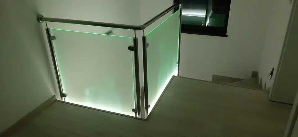 Balustrade inox cu sticlă securizată în Făgăraș, Brașov - model realizat de Real Inox