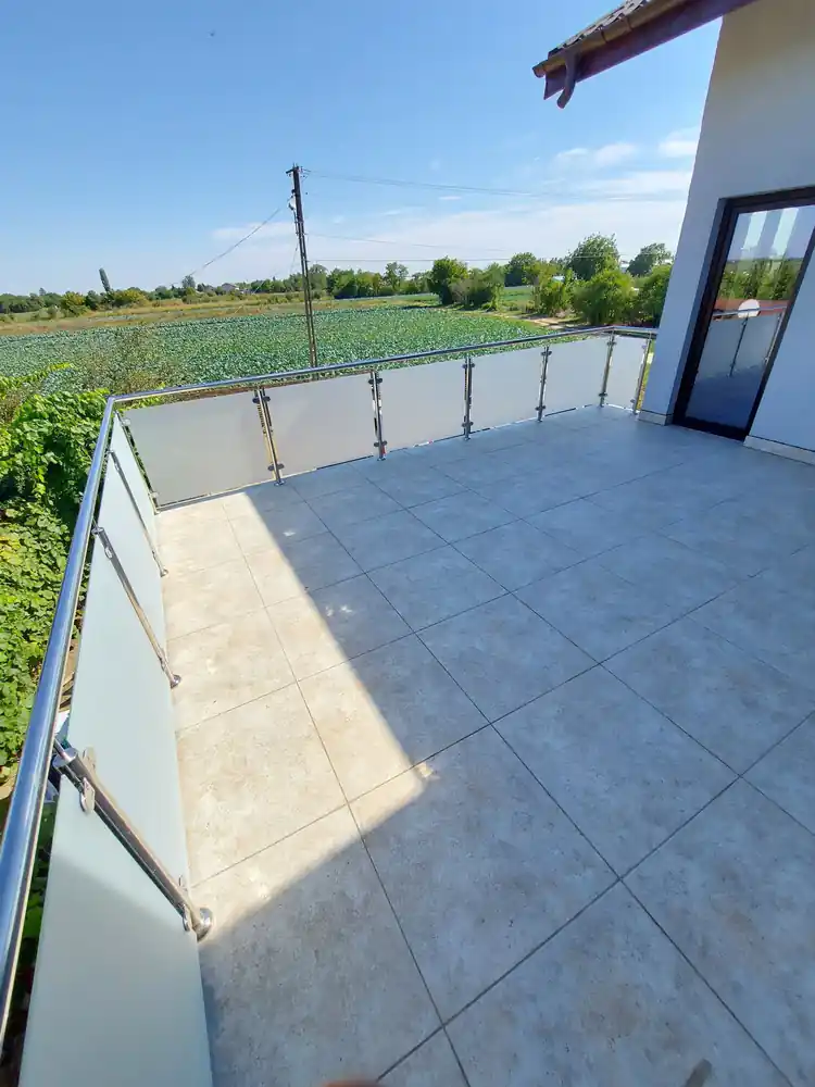 Balustrade inox cu sticlă securizată în Bucov, Prahova - model realizat de Real Inox