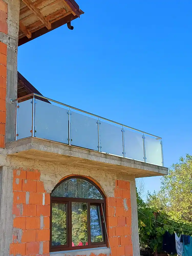 Balustrade inox cu sticlă securizată în Prejmer, Brașov - model realizat de Real Inox