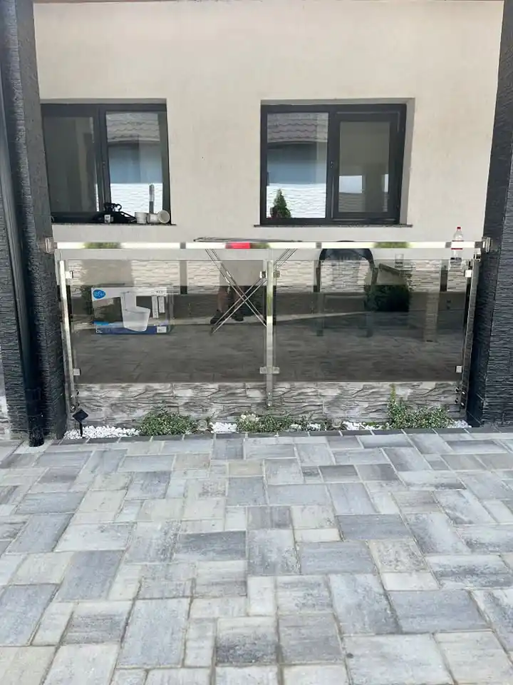 Balustrade inox cu sticlă securizată în Căzănești, Ialomița - model realizat de Real Inox