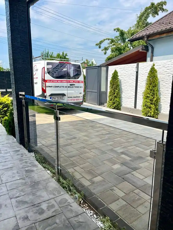 Balustrade inox cu sticlă securizată în Balotești, Ilfov - model realizat de Real Inox