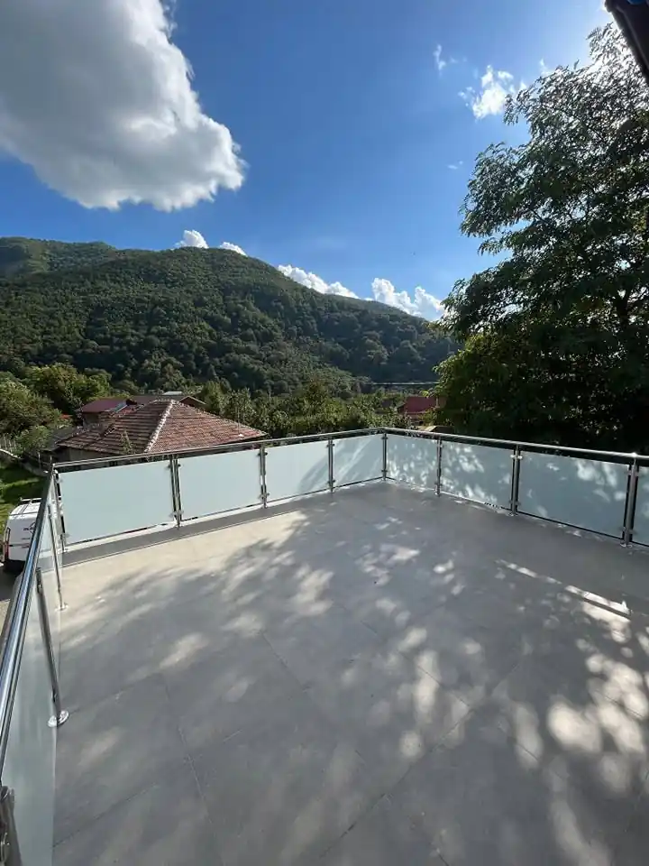 Balustrade inox cu sticlă securizată în Bran, Brașov - model realizat de Real Inox