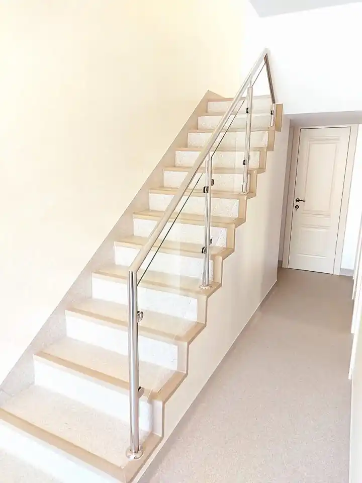 Balustrade inox cu sticlă securizată în Pipera, București - model realizat de Real Inox