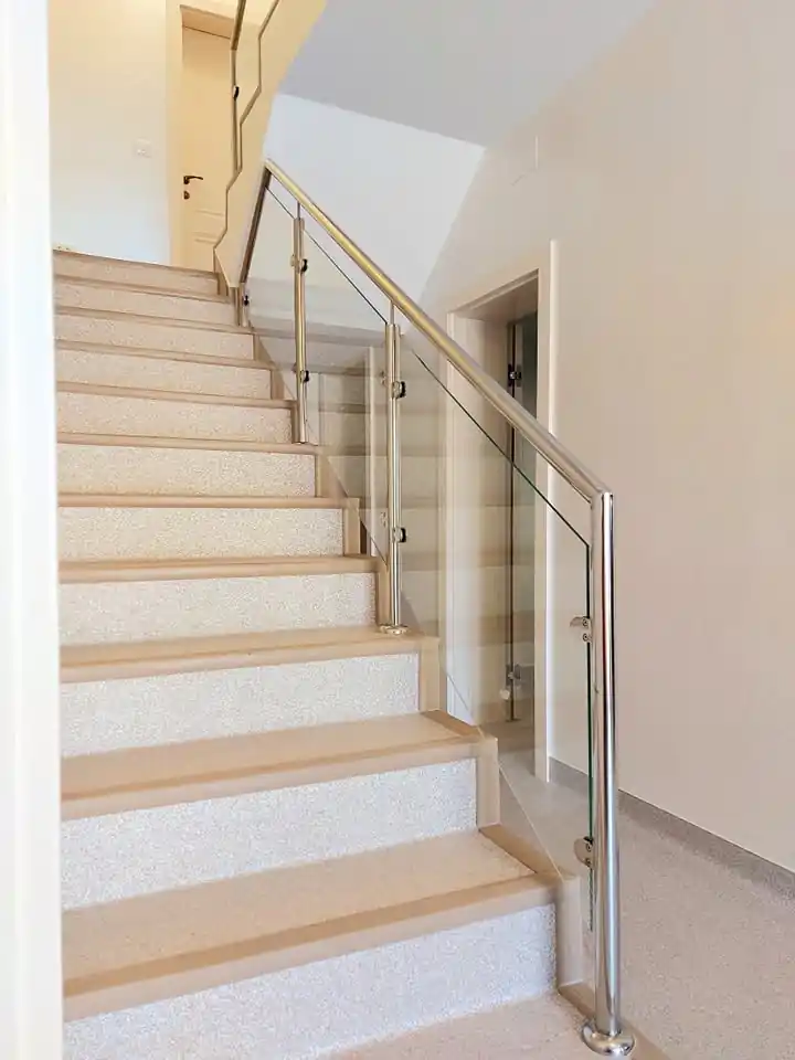 Balustrade inox cu sticlă securizată în Bran, Brașov - model realizat de Real Inox