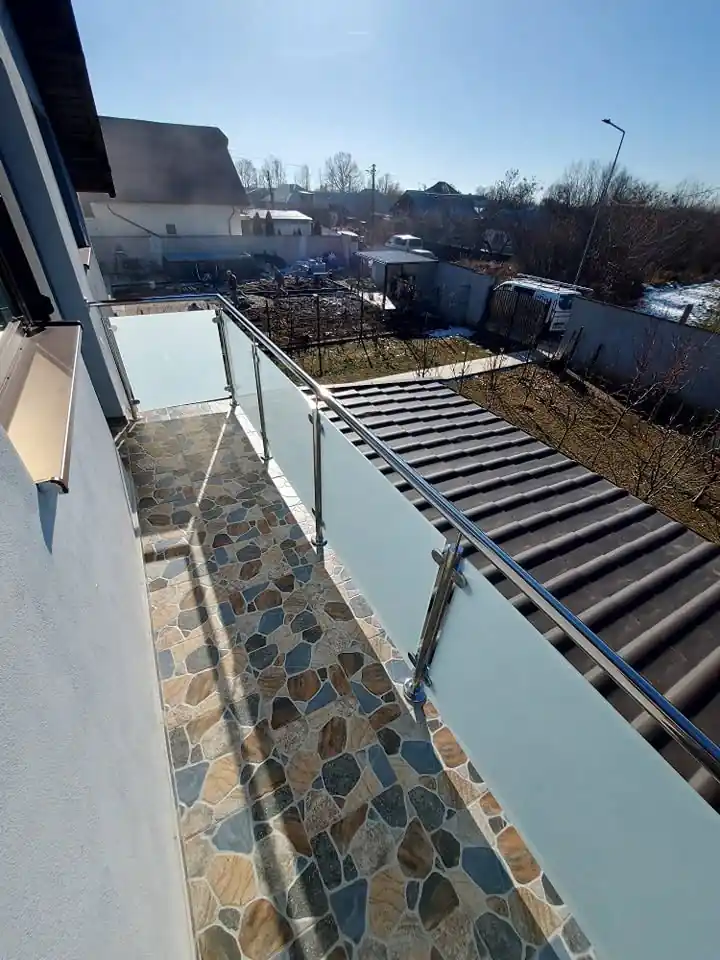 Balustrade inox cu sticlă securizată în Ploiești, Prahova - model realizat de Real Inox
