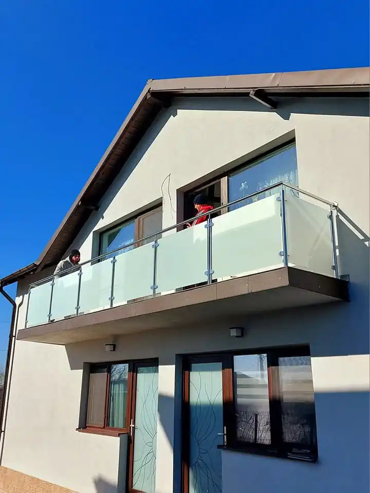 Balustrade inox cu sticlă securizată în Pipera, București - model realizat de Real Inox