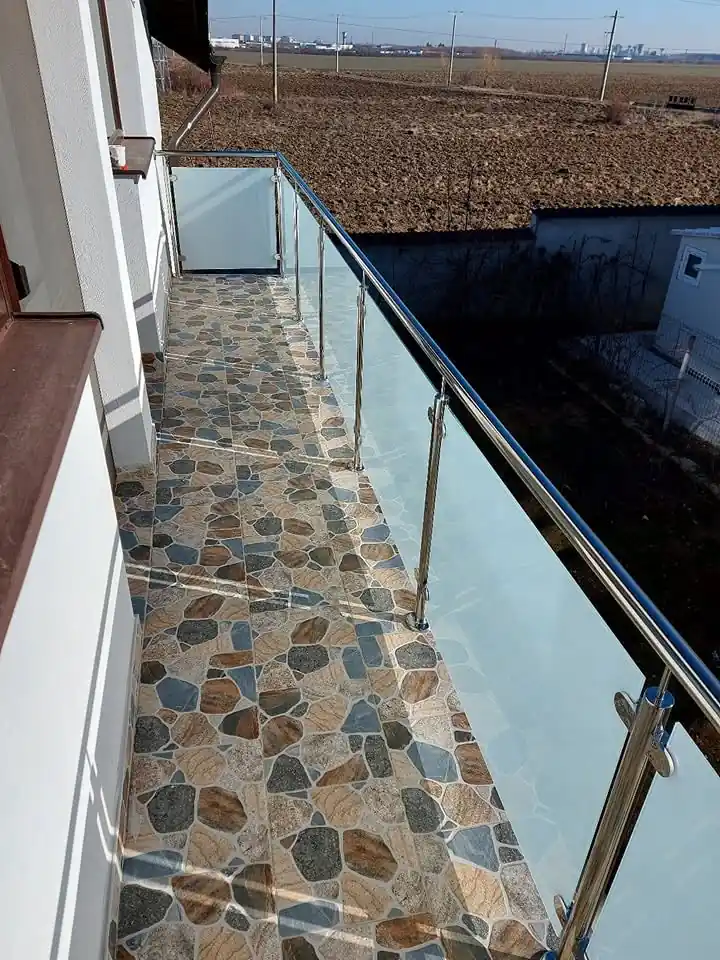 Balustrade inox cu sticlă securizată în Cotroceni, București - model realizat de Real Inox