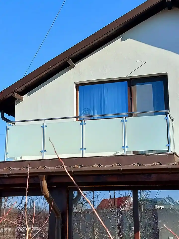 Balustrade inox cu sticlă securizată în Azuga, Prahova - model realizat de Real Inox