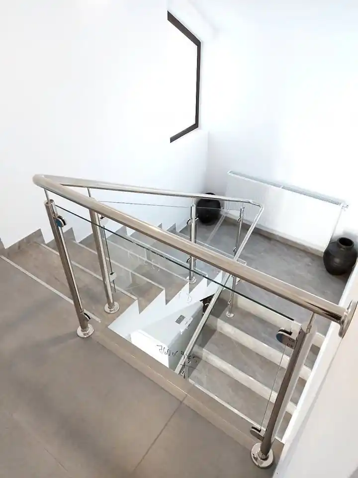 Balustrade inox cu sticlă securizată în Șoldanu, Călărași - model realizat de Real Inox