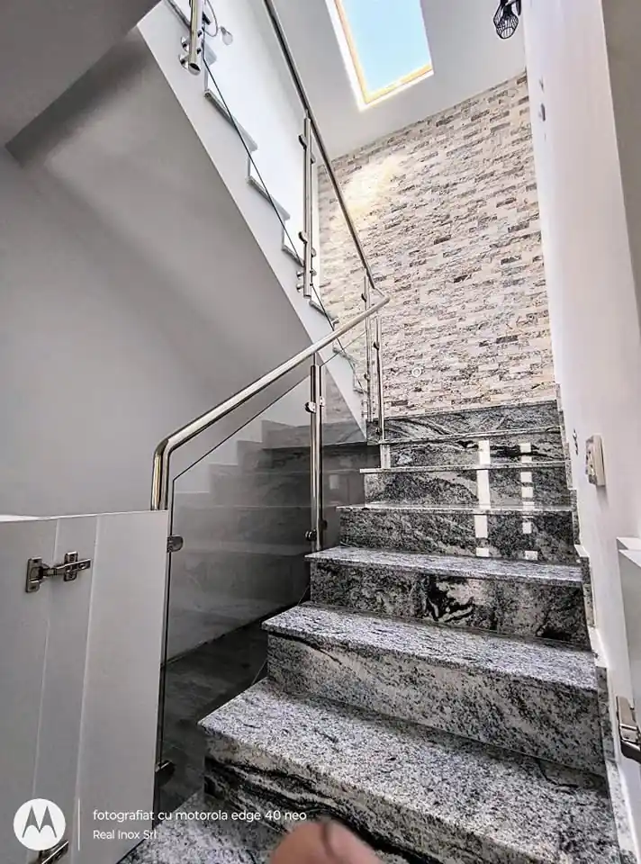 Balustrade inox cu sticlă securizată în Azuga, Prahova - model realizat de Real Inox