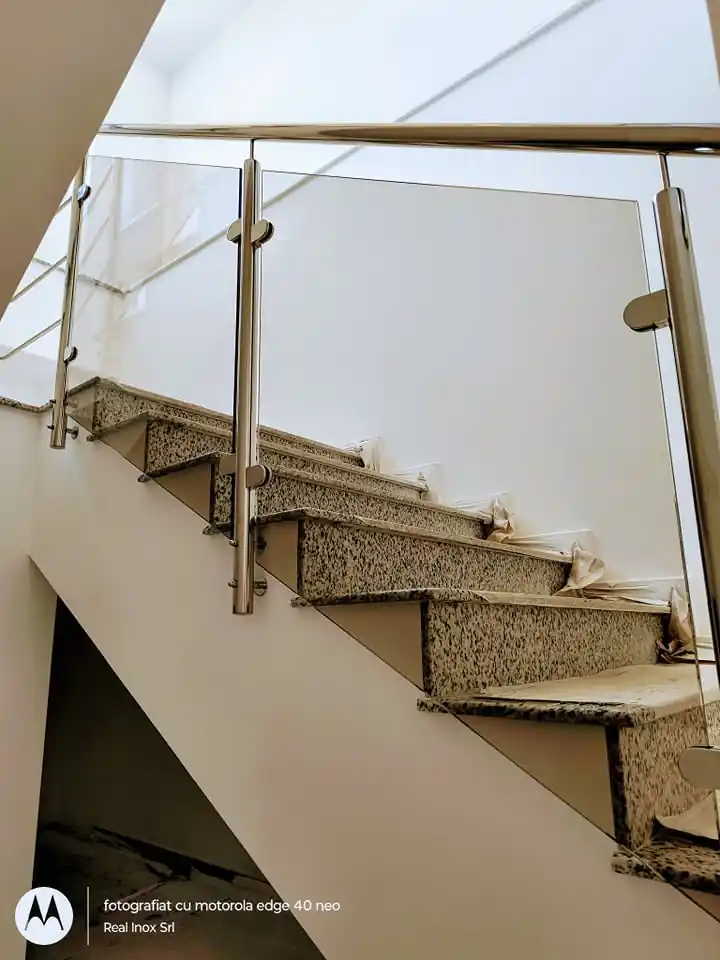 Balustrade inox cu sticlă securizată în Râșnov, Brașov - model realizat de Real Inox