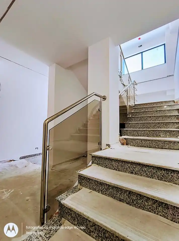 Balustradă inox cu sticlă securizată - lucrare Real Inox 40