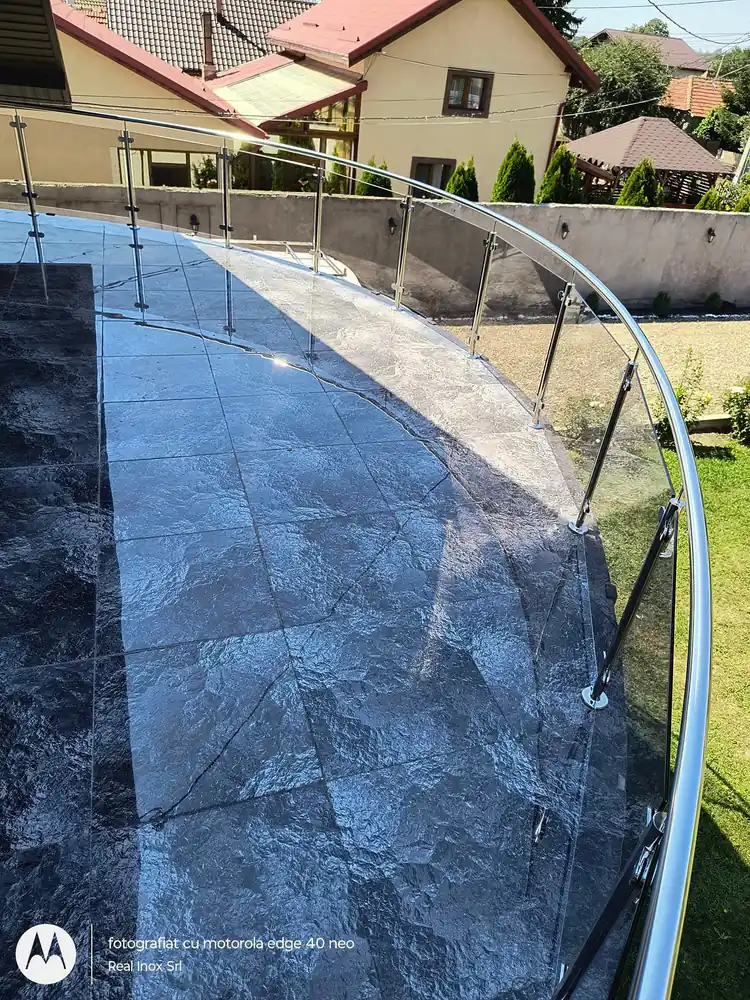 Balustrade inox cu sticlă securizată în Comana, Giurgiu - model realizat de Real Inox
