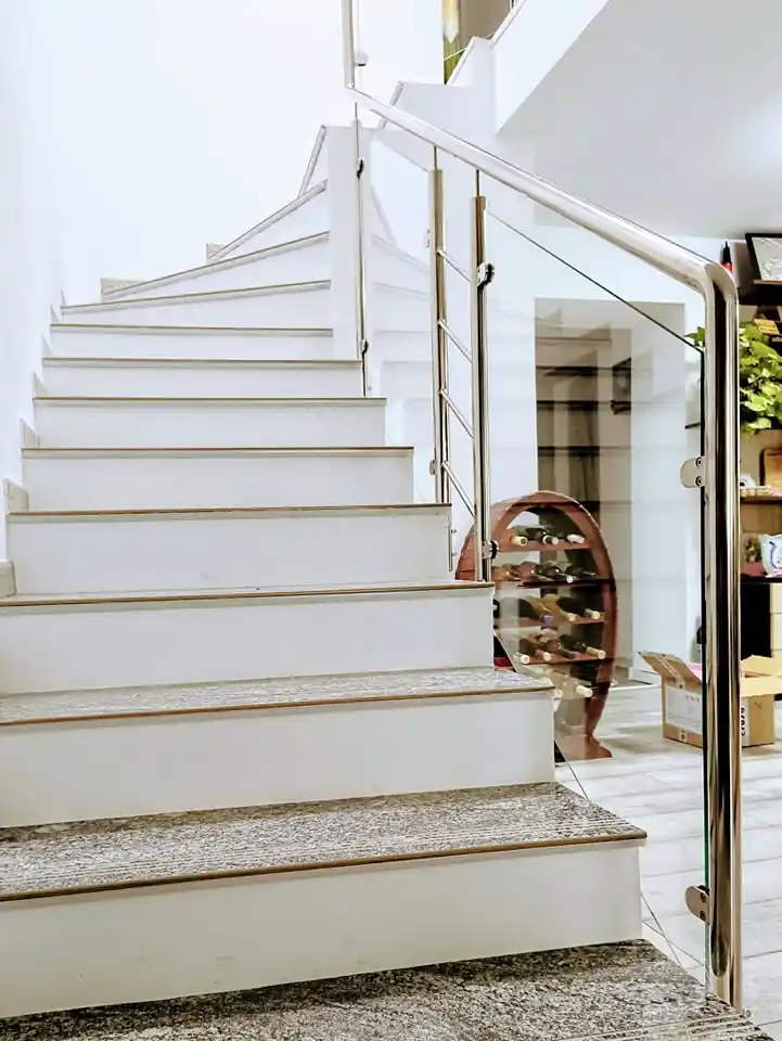 Balustrade inox cu sticlă securizată în Cernica, Ilfov - model realizat de Real Inox